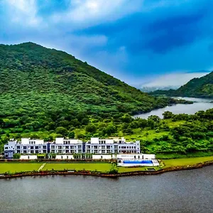 'zana' Lakeview - Scenic Lakeside Hotel